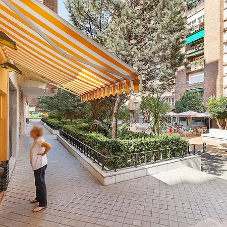 Amplio Y Centrico, Recien Reformado, Calefaccion Central, Jardines, Supermercados, Cafeterias Y Todos Servicios En El Corazon De La Ciudad Apartment